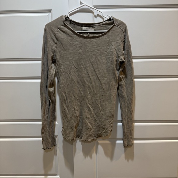 We The Free Shirt Womens Small Taupe Long Sleeve Raw Hem Stretch‎ Boho Casual - Picture 1 of 9